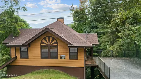 2016 Luzerne Dr, Gatlinburg, TN 37738