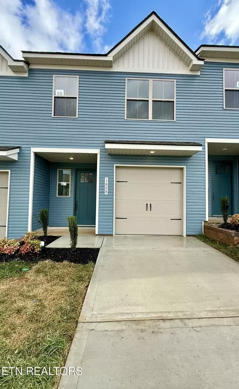 1808 Bennett Village Dr, Maryville, TN 37804