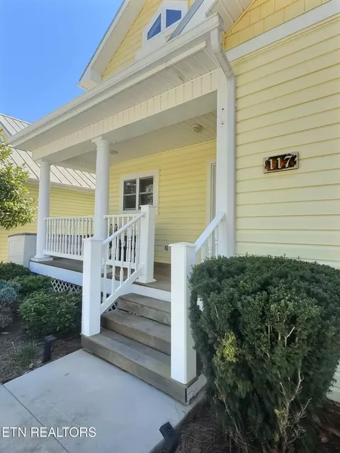 117 N Deer Hill Village Ln, La Follette, TN 37766