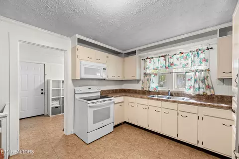 Kitchen - 711 Sharp St, Clinton, TN 37716 photo 1 of 2