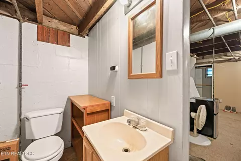 Bath - 711 Sharp St, Clinton, TN 37716 photo 2 of 3
