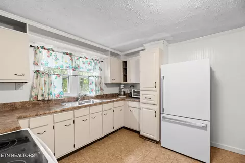 Kitchen - 711 Sharp St, Clinton, TN 37716 photo 2 of 2