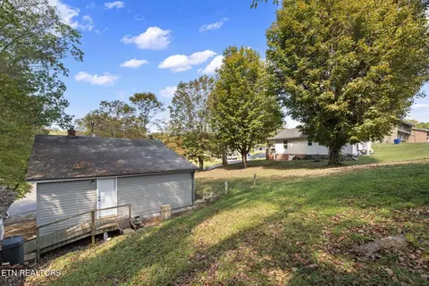 Exterior - 711 Sharp St, Clinton, TN 37716 photo 10 of 10