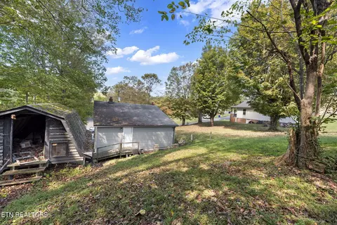 Exterior - 711 Sharp St, Clinton, TN 37716 photo 9 of 10