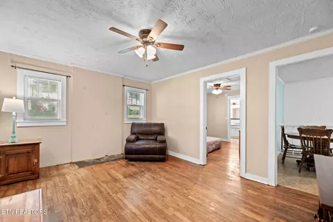 Living - 711 Sharp St, Clinton, TN 37716 photo 1 of 2
