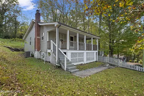 Exterior - 711 Sharp St, Clinton, TN 37716 photo 2 of 10