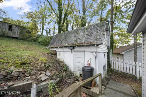 Exterior - 711 Sharp St, Clinton, TN 37716 photo 5 of 10