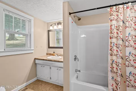 Bath - 711 Sharp St, Clinton, TN 37716 photo 1 of 3