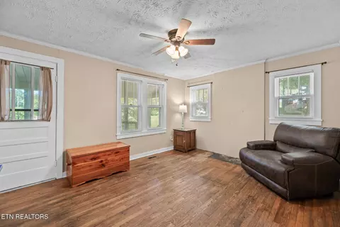 Living - 711 Sharp St, Clinton, TN 37716 photo 2 of 2