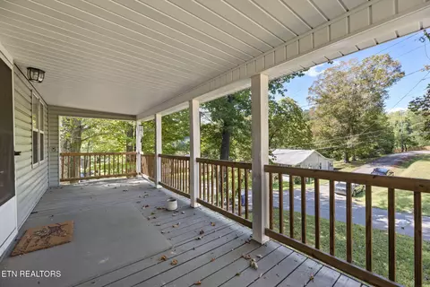 Exterior - 711 Sharp St, Clinton, TN 37716 photo 3 of 10