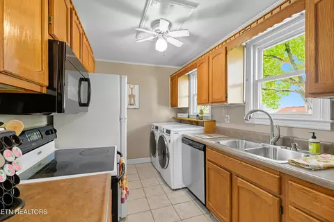 Kitchen - 1765 N Wright Rd, Alcoa, TN 37701 photo 1 of 2