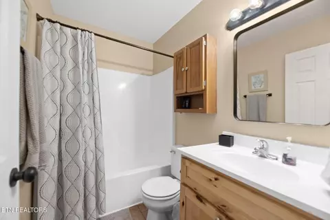 Bath - 709 Sharp St, Clinton, TN 37716 photo 2 of 2