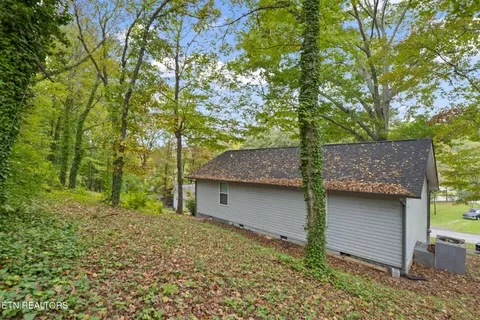 Exterior - 709 Sharp St, Clinton, TN 37716 photo 3 of 3