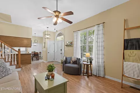 Entry Way - 709 Sharp St, Clinton, TN 37716 photo 1 of 2