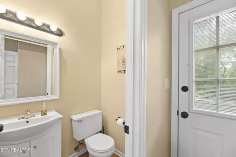 Bath - 709 Sharp St, Clinton, TN 37716 photo 1 of 2