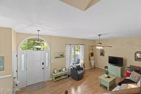 Entry Way - 709 Sharp St, Clinton, TN 37716 photo 2 of 2