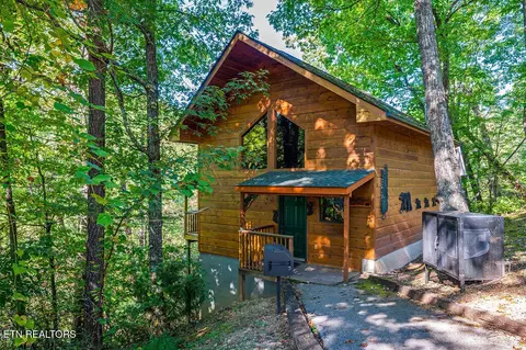 852 Maple Hill Way, Gatlinburg, TN 37738