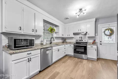 Kitchen - 8114 Sharp Rd, Powell, TN 37849 photo 2 of 3