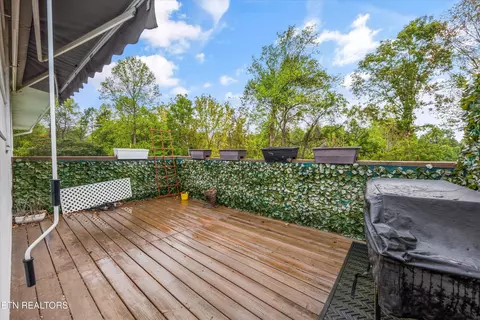 Exterior - 8114 Sharp Rd, Powell, TN 37849 photo 5 of 9