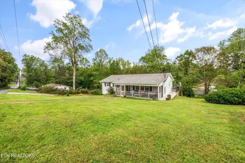 Exterior - 8114 Sharp Rd, Powell, TN 37849 photo 7 of 9