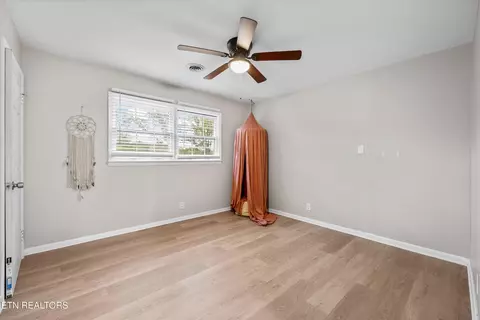 Bedroom - 8114 Sharp Rd, Powell, TN 37849 photo 3 of 6