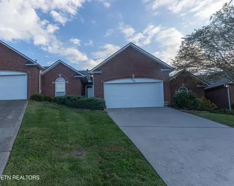 6800 Pemmbrooke Shire Ln, Knoxville, TN 37909