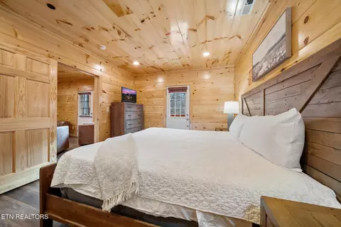 Bedroom - 808 String Run Way, Pigeon Forge, TN 37863 photo 8 of 14