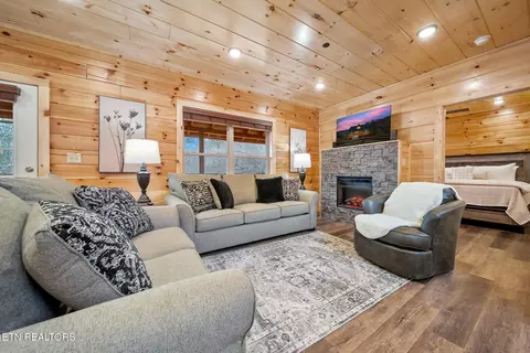 Living - 808 String Run Way, Pigeon Forge, TN 37863 photo 2 of 4