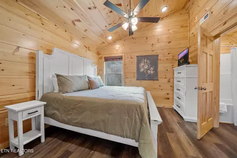 Bedroom - 808 String Run Way, Pigeon Forge, TN 37863 photo 5 of 14