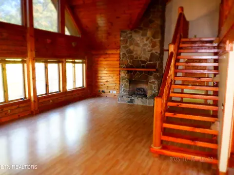 Living - 370 Brave Dr, Oneida, TN 37841 photo 4 of 7