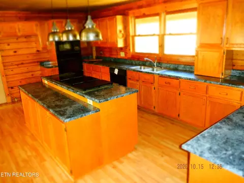 Kitchen - 370 Brave Dr, Oneida, TN 37841 photo 2 of 4
