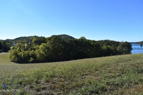 135 Amblecrest Dr, Vonore, TN 37885