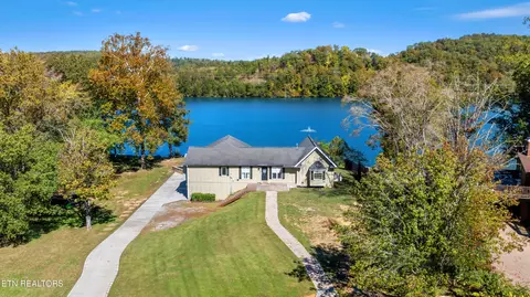 8115 River Dr, Oak Ridge, TN 37830