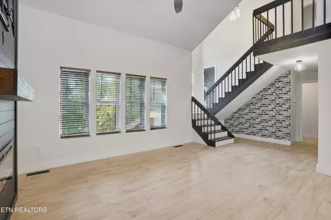 Living - 7358 Circle Point Dr, Talbott, TN 37877 photo 5 of 8