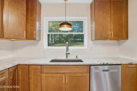 Kitchen - 7358 Circle Point Dr, Talbott, TN 37877 photo 4 of 6