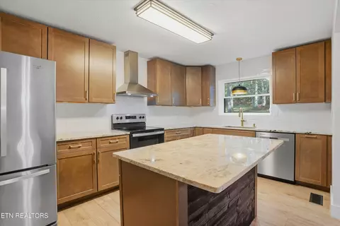 Kitchen - 7358 Circle Point Dr, Talbott, TN 37877 photo 3 of 6