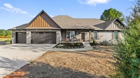 411 Peterson Ln, Maryville, TN 37803