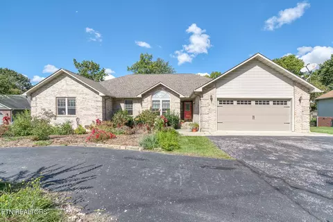 633 E Deer Creek Dr, Crossville, TN 38571