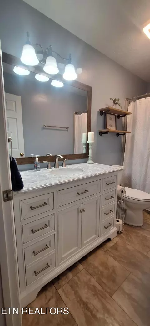 Bath - 7905 Whitcomb Rd, Powell, TN 37849 photo 2 of 5