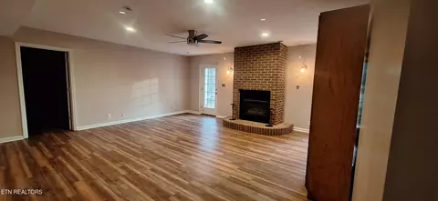 Living - 7905 Whitcomb Rd, Powell, TN 37849 photo 2 of 3