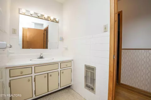Bath - 7224 Ridgeview Rd, Corryton, TN 37721 photo 4 of 5