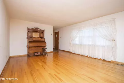 Living - 7224 Ridgeview Rd, Corryton, TN 37721 photo 4 of 7