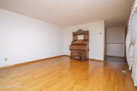 Living - 7224 Ridgeview Rd, Corryton, TN 37721 photo 5 of 7