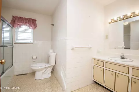 Bath - 7224 Ridgeview Rd, Corryton, TN 37721 photo 2 of 5