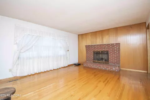 Living - 7224 Ridgeview Rd, Corryton, TN 37721 photo 3 of 7