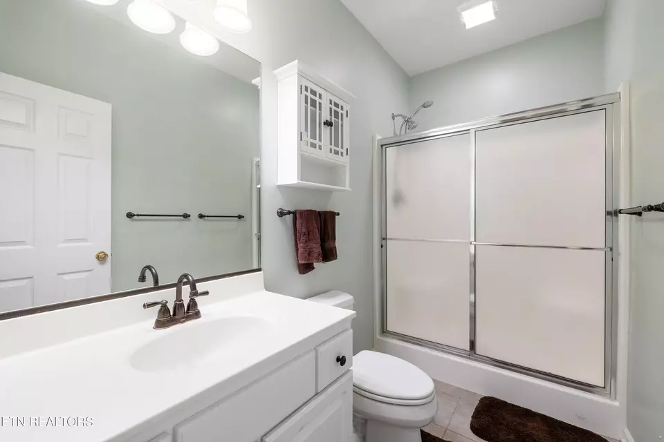 Bath - 11212 Elm Crest Ln, Knoxville, TN 37932 photo 3 of 3