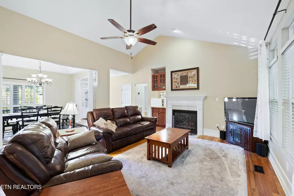 Living - 11212 Elm Crest Ln, Knoxville, TN 37932 photo 2 of 3