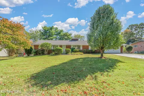 8220 Corteland Dr, Knoxville, TN 37909