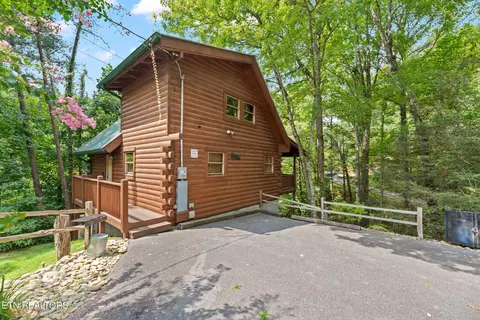 1324 Ski View Ln, Sevierville, TN 37876
