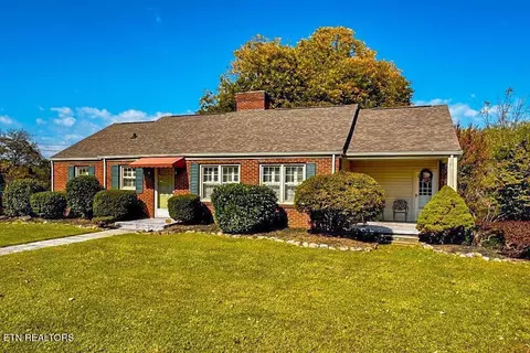 1267 Lakeview Dr, Dandridge, TN 37725